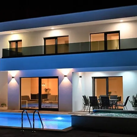 Modern New With Pool, And Jacuzzi Prolozac