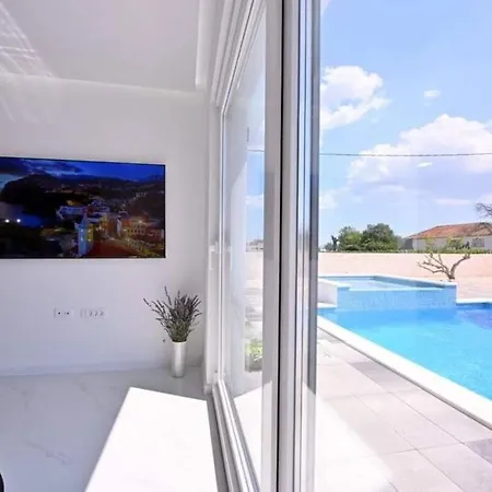 Modern New With Pool, And Jacuzzi Prolozac Dropuljici